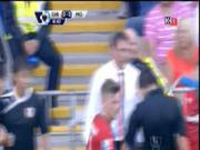 Bellamy đổ nước lên đầu trọng tài