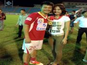 Văn Quyến dẫn "vợ yêu" đi nhận Cup