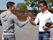 Ronaldo tay bắt mặt mừng chào đón Bale