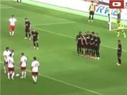 Pha dàn xếp đá phạt kỳ lạ