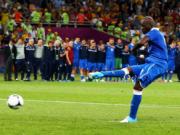 Vòng loại World Cup vinh danh "vua sút phạt đền" Balotelli