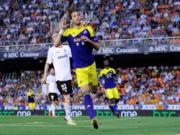 Michu dội nguyên gáo nước lạnh vào mặt Arsenal: Ở lại Swansea vui hơn!