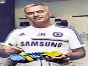Mourinho bán giày làm từ thiện