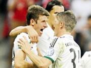 Bayern đại thắng ở vòng 2 Cúp QG: Nhìn Bayern Munich, ngẫm về Dortmund