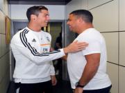 Hai Ronaldo "tay bắt mặt mừng"