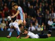 Sao Aston Villa bị tụt quần trên sân