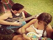 Chào 2014, Messi cùng bồ ngồi võng chơi đàn!