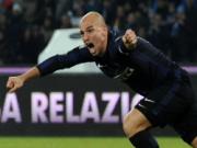 Cambiasso thôi miên cả M.U lẫn Chelsea