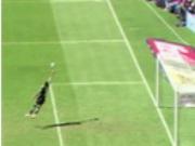 Pha đánh đầu ngược ghi bàn ấn tượng