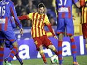 Cầu thủ Sociedad bất lực lao vào ôm Messi