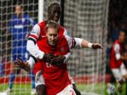 Chân gỗ Bendtner lại đóng vai gà son, Arsenal thắng nhọc nhược tiểu Cardiff