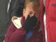 Fan nhí khóc vì West Ham thua trận được tặng quà