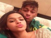 Quen thói trăng hoa, Neymar bị bồ đá đau