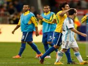 Messi thể hiện sự khó chịu khi được Kaka hỏi thăm