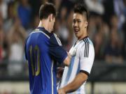 Fan cuồng xông vào sân để xin chữ ký của Messi