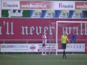 Thủ môn .... tè bậy ngay trên sân