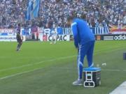 Trợ lý HLV to gan nhất quả đất