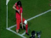 Sợ ăn thẻ, "sát thủ" Cavani đành giương súng ... xuống đất