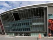 Nữ CĐV may mắn thoát chết trong gang tấc