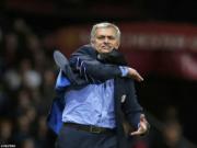 Chelsea đánh rơi chiến thắng: Mourinho đã tự cầm súng bắn vào chân mình?
