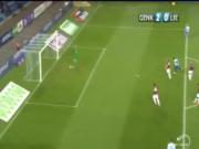 Trọng tài vẫn công nhận dù bóng dội xà ngang và bật ra ngoài