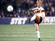 Nhà vô địch thế giới phải dọn vệ sinh để… trả nợ