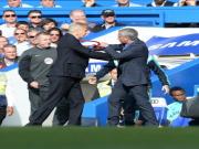 Wenger và Mourinho "đấu đá" như con nít bên ngoài đường piste