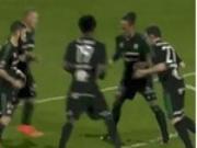 Màn dàn xếp đá phạt góc "bá đạo"