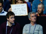 Fan cuồng bán xe hơi để được .... ngồi bên cạnh Jose Mourinho