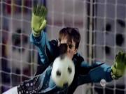 Thủ môn đổ máu do bị bóng trúng 5 lần vào mặt trong loạt 11m