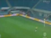 Pha lốp bóng siêu hạng từ giữa sân