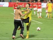 Trận đấu bị hủy giữa chừng vì cầu thủ và ... CĐV đánh nhau