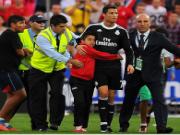 Fan nhí ôm Ronaldo "chặt cứng" không rời (vòng 10 La Liga)