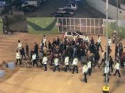 CĐV CSKA Moscow bị bắt quả tang xem trộm tại Champions League