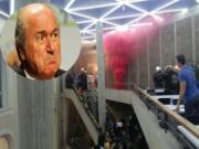 Chủ tịch FIFA được cảnh sát giải cứu bằng bom khói