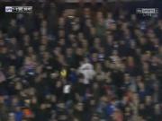 Yaya Toure vô tình sút bóng trúng mặt bé gái trên khán đài