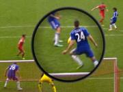 Dư âm Liverpool 1-2 Chelsea: HLV Rodgers tức tối đòi 11m