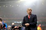 HLV Wenger lên tiếng “phản pháo” sau những chỉ trích