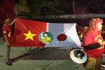 Cổ động viên Việt Nam đốt pháo sáng ăn mừng chiến thắng trước Malaysia