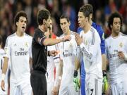 Trọng tài rút thẻ đỏ đuổi Cristiano Ronaldo bị treo còi một tháng