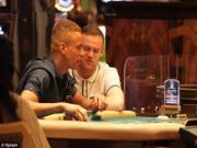 Sao M.U kéo nhau đi bar, sòng bạc giải sầu