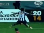 Màn ăn mừng kiểu 'nhập thể' của Ronaldinho