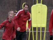 Bản tin Bongda24h sáng 15/2: Huyền thoại Van Nistelrooy định tái xuất để giải cứu Man Utd?