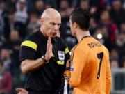 Ronaldo gặp lại người quen Howard Webb ở trận đấu với Schalke 04