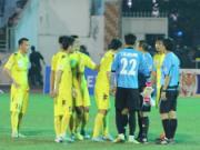 Cầu thủ SL.Nghệ An khóc vì trọng tài xử ép