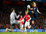 Wenger chỉ trích nặng nề pha "ăn vạ" của Robben