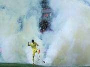 CĐV ném bom khói làm loạn tại La Liga