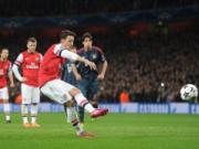 Arsene Wenger động viên trò cưng Oezil