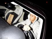 Buồn chán, Ozil cố tình đâm xe vào phóng viên?