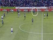 Cú vô-lê thành bàn "điên rồ" từ khoảng cách 45m